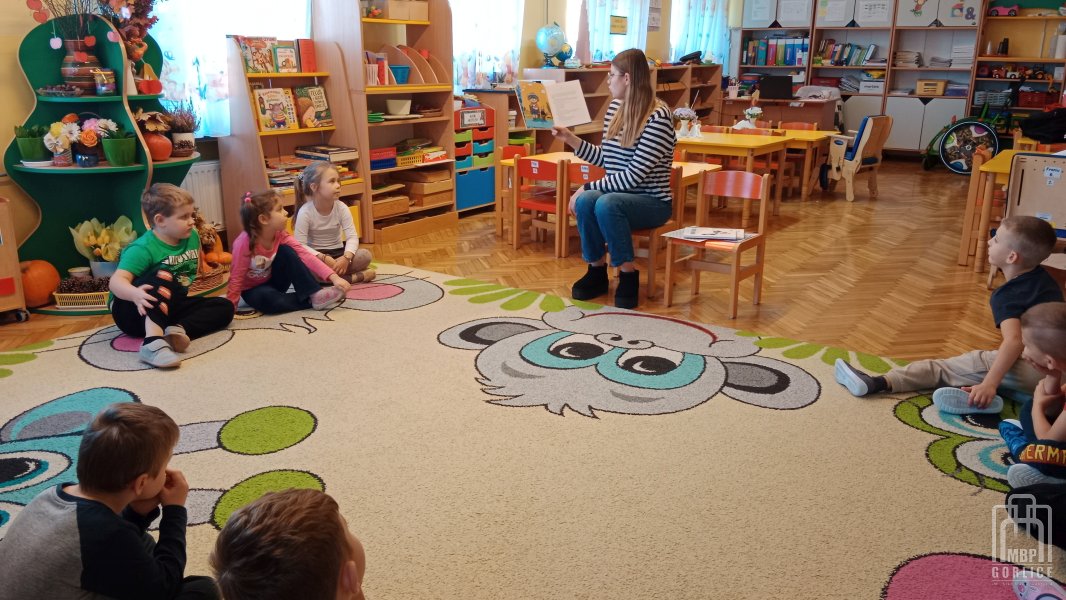 Biblioteka Gorlice, Mała książka wielki człowiek Bibliotekarka czyta starszakom fragment ksiązki Bobuś, Marty Skibińskiej